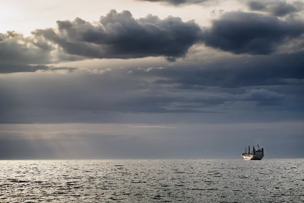 Kargo gemi konteyner gündoğumu ışık ile