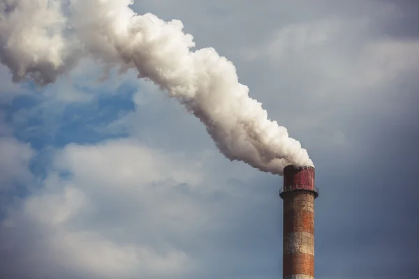 Smoke rising from an industrial chimney — Stock Photo, Image