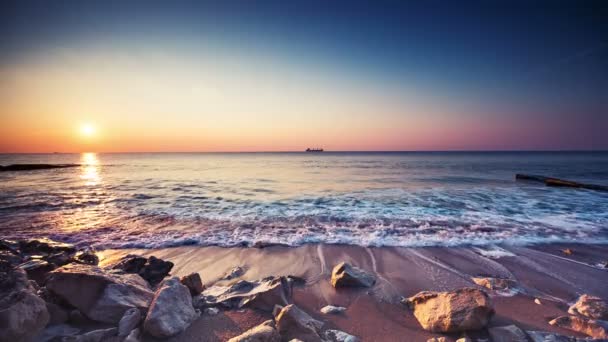 美丽的日出海滩上空 — 图库视频影像