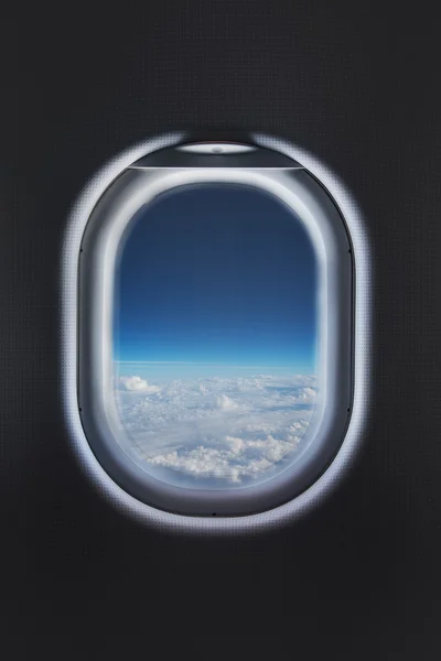 Облака в иллюминаторе самолета — стоковое фото