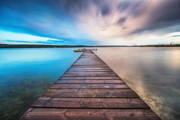 Petit quai et bateau au bord du lac — Photo