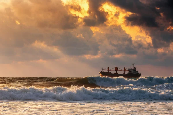 Грузовой корабль с контейнерами на восходе солнца — стоковое фото