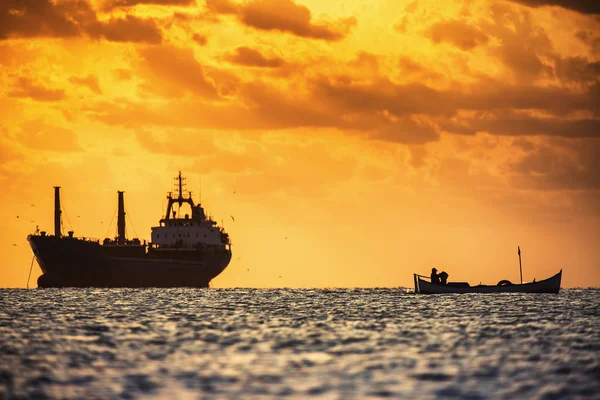 Pescador navegando com seu barco no belo nascer do sol sobre o s — Fotografia de Stock