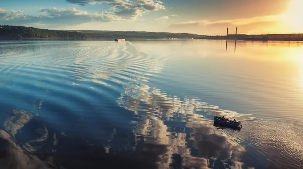 Flygfoto över en träbåt i sjön — Stockfoto