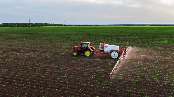 Traktor permetezés mező tavasszal — Stock Fotó