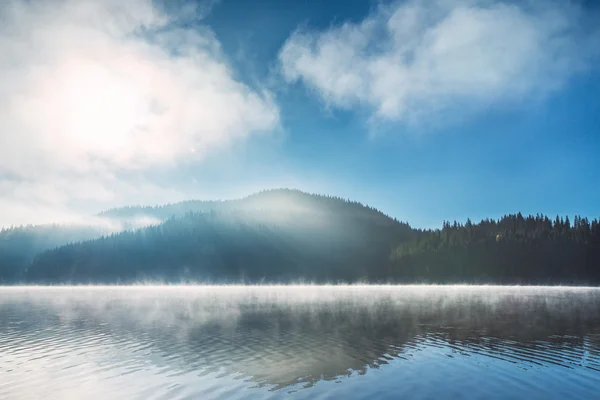 Brouillard matinal sur le lac — Photo