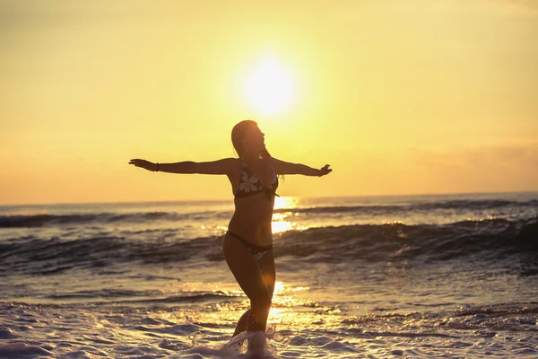 Silhouette of carefree woman on the beach — Stock Photo, Image