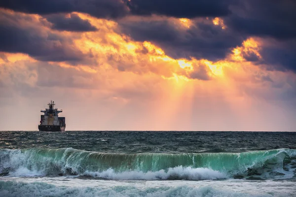 Navio de carga com contentores à luz do nascer do sol — Fotografia de Stock