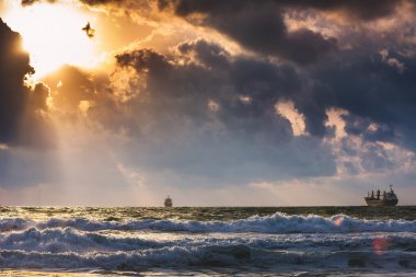 Kargo gemi konteyner gündoğumu ışık ile