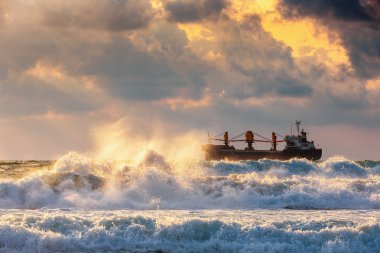 Kargo gemi konteyner gündoğumu ışık ile