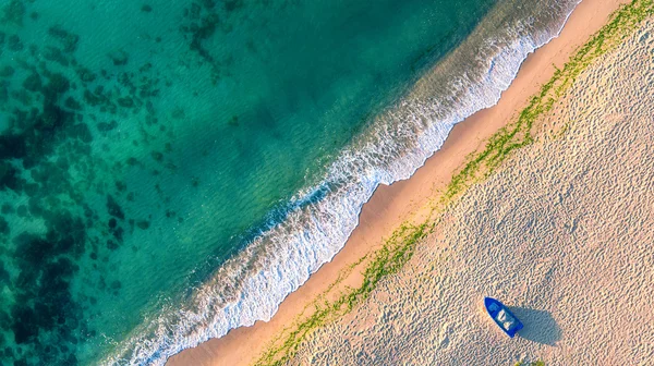 Вид з повітря на океанічні хвилі і пісок на пляжі — стокове фото