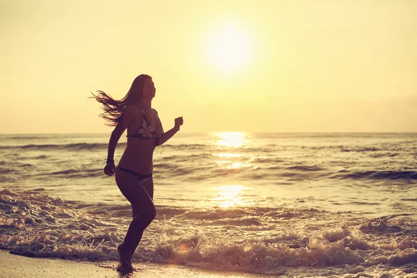 Silhouette di donna spensierata sulla spiaggia — Foto Stock