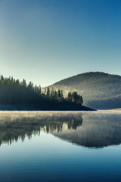 湖の朝の霧 — ストック写真