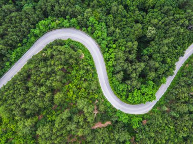 Dağ yolu üzerinde havadan görünümü