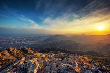 Dağın üstünde güzel bir gün batımı