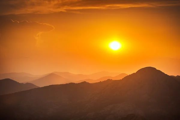 Belo pôr do sol sobre a montanha — Fotografia de Stock