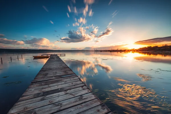 Kleines Dock und Boot am See — Stockfoto