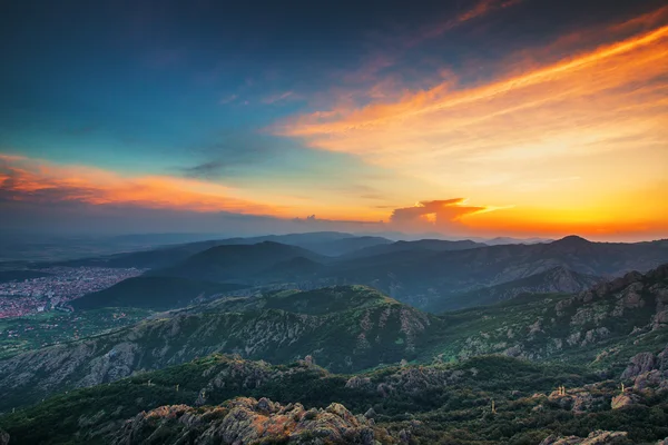 Прекрасний захід сонця над горою — стокове фото