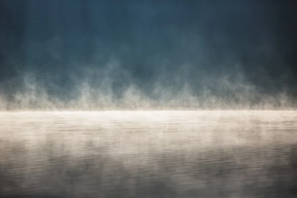 Niebla matutina en el lago — Foto de Stock
