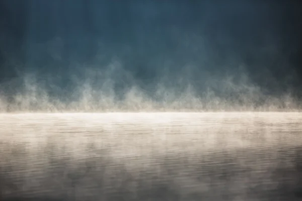 Ochtendmist op het meer — Stockfoto