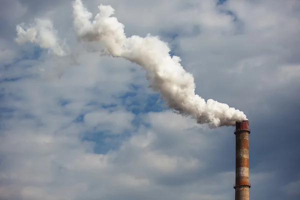 Smoke rising from an industrial chimney — Stock Photo, Image