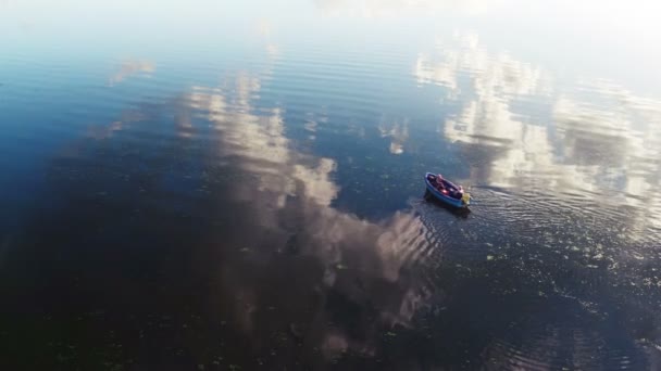 Vue aérienne du lac et du bateau — Video