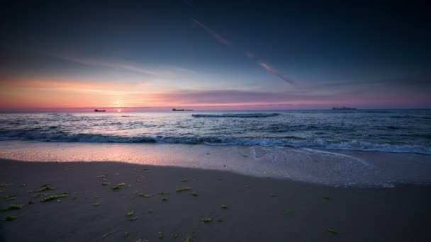 Vacker soluppgång över stranden — Stockvideo