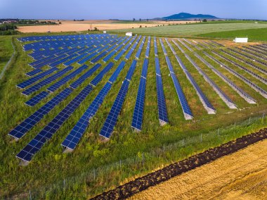 Yenilenebilir güneş enerjisi kullanan enerji santrali