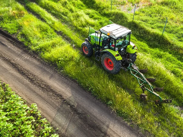 Campo de cultivo del tractor en primavera —  Fotos de Stock