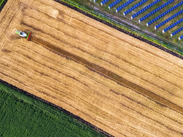 Luchtfoto van combineren op oogst veld — Stockfoto