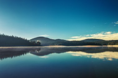 Güzel göl ve dağlar