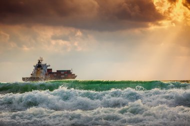 Kargo gemi konteyner gündoğumu ışık ile