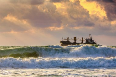 Kargo gemi konteyner gündoğumu ışık ile