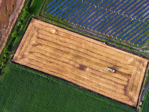 Vista aérea de combinar no campo de colheita — Fotografia de Stock