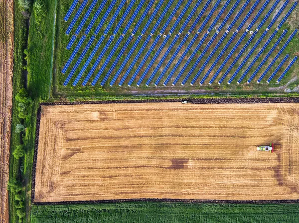 Vista aérea de combinar no campo de colheita — Fotografia de Stock