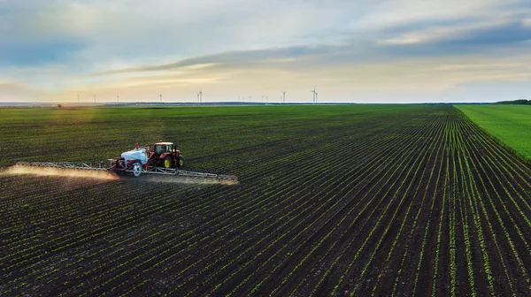 Campo de pulverização de trator na primavera — Fotografia de Stock