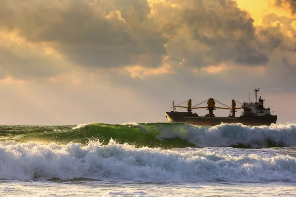 Kargo gemi konteyner gündoğumu ışık ile