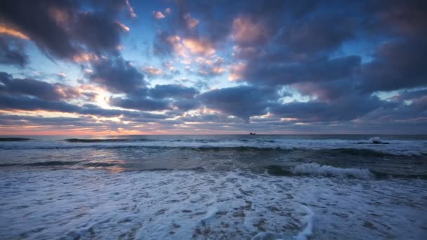 Schöne Wolkenlandschaft über dem Meer, Sonnenaufgang, Video — Stockvideo