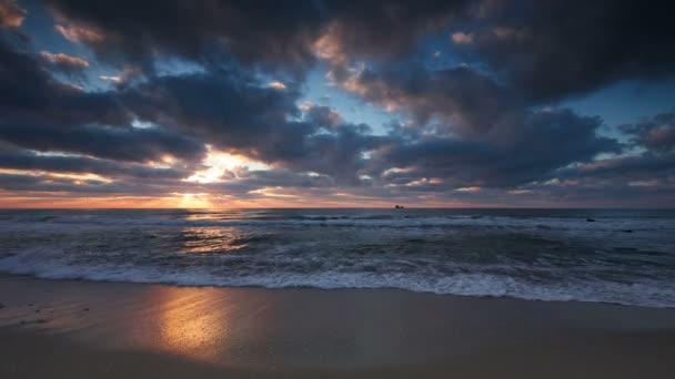 Bela paisagem nublada sobre o mar, nascer do sol tiro, vídeo — Vídeo de Stock