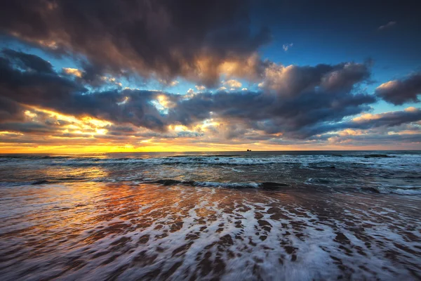 Hermoso paisaje nublado sobre el mar — Foto de Stock