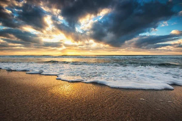 Όμορφη cloudscape πάνω από τη θάλασσα — Φωτογραφία Αρχείου