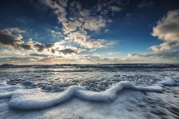 Onda del mare da vicino, vista a basso angolo — Foto Stock