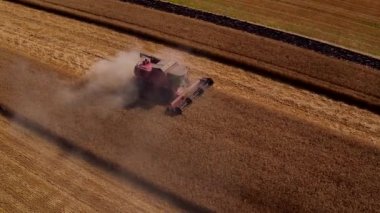 Yaz aylarında gün batımında buğday sahada çalışan hasat birleştirmek