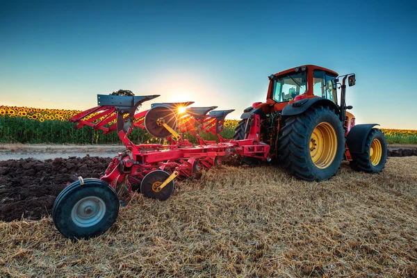 Agriculteur en tracteur préparant des terres avec cultivateur — Photo