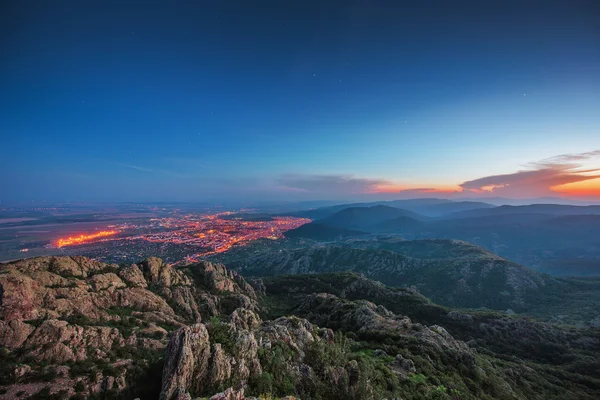 Şehir Manzaralı panoramik görünümü üzerinde güzel gün batımı — Stok fotoğraf