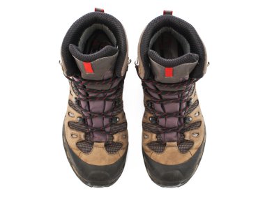 Bir çift yürüyüş botu, beyaz arka planda izole edilmiş.