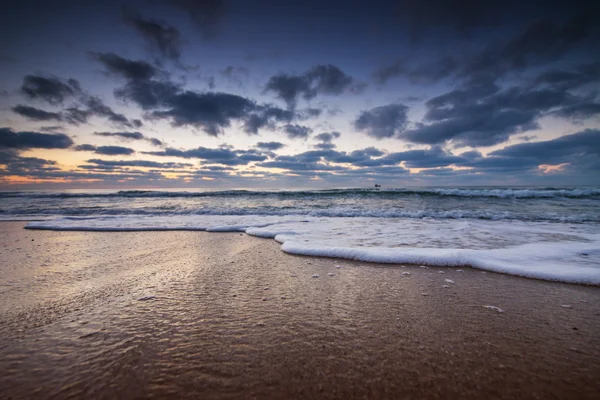 Deniz dalgası yakın, alçak açı görünümü — Stok fotoğraf