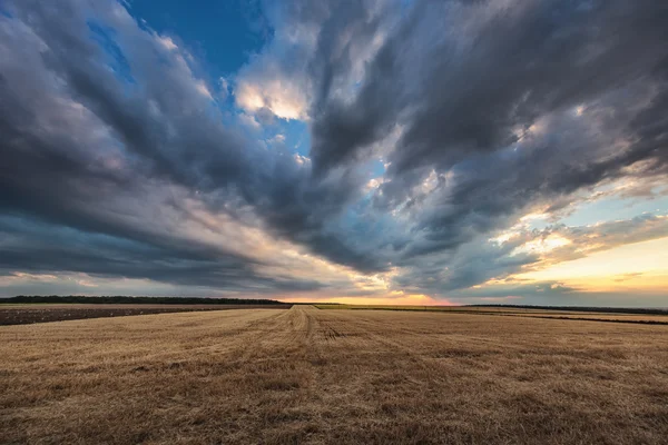 Dramatické mraky nad polem po sklizni — Stock fotografie