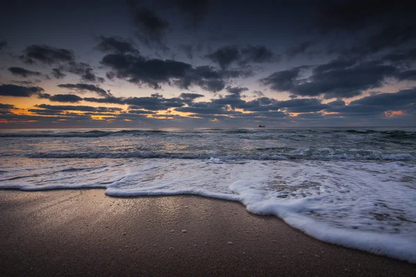 Beau paysage nuageux sur la mer — Photo