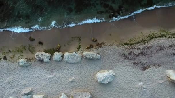 Vista aérea de olas, mar y playa de arena. La perspectiva es recta hacia abajo . — Vídeo de stock